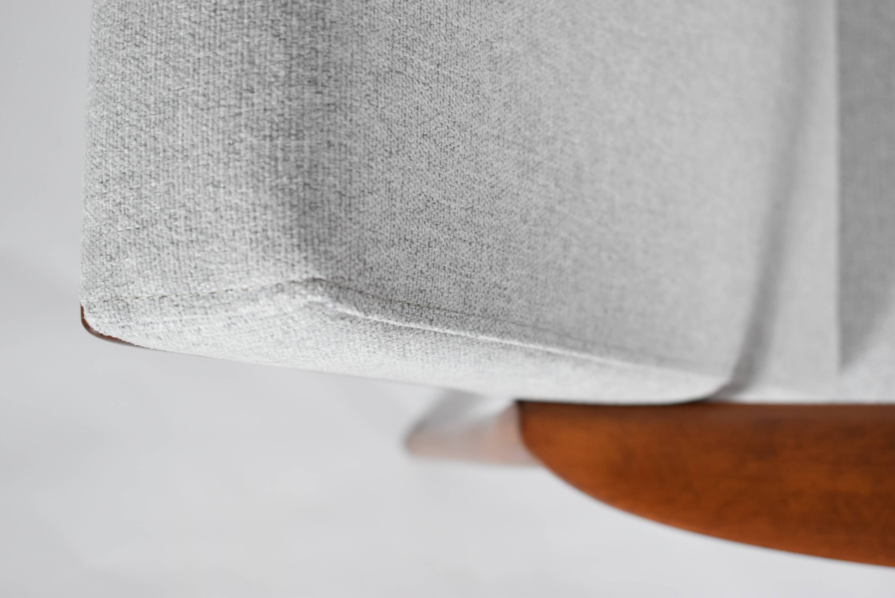 Fauteuil spectaculaire rénové, tissu gris clair, années 1960, usine de meubles Swarzedzka