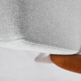 Fauteuil spectaculaire rénové, tissu gris clair, années 1960, usine de meubles Swarzedzka