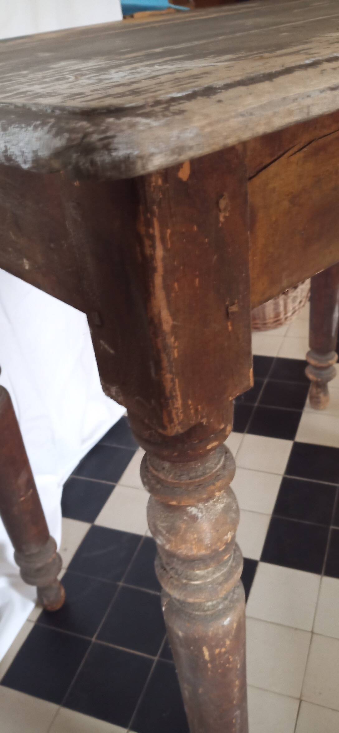 Table with turned legs