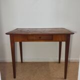Spindle leg desk