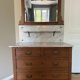 Commode de toilette ancienne, marbre blanc et miroir biseauté