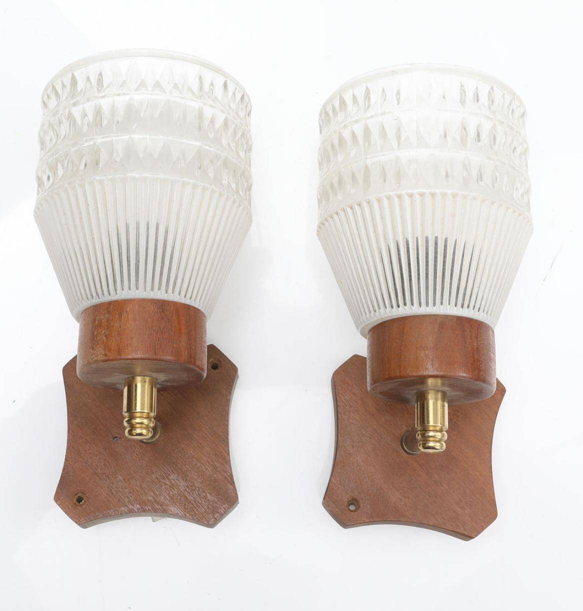 Paire d'appliques murales en bois et verre