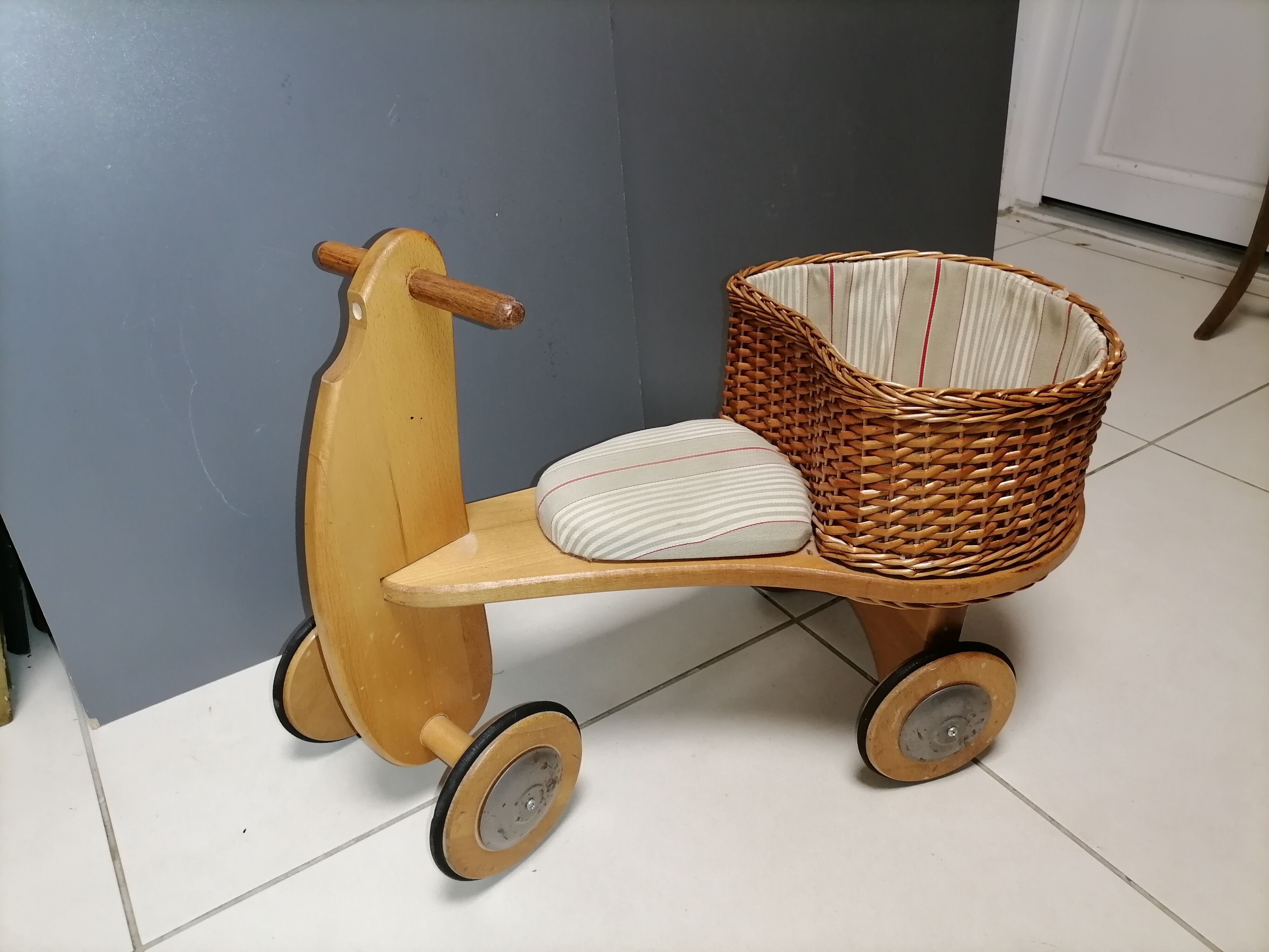 Vintage carrier trotter