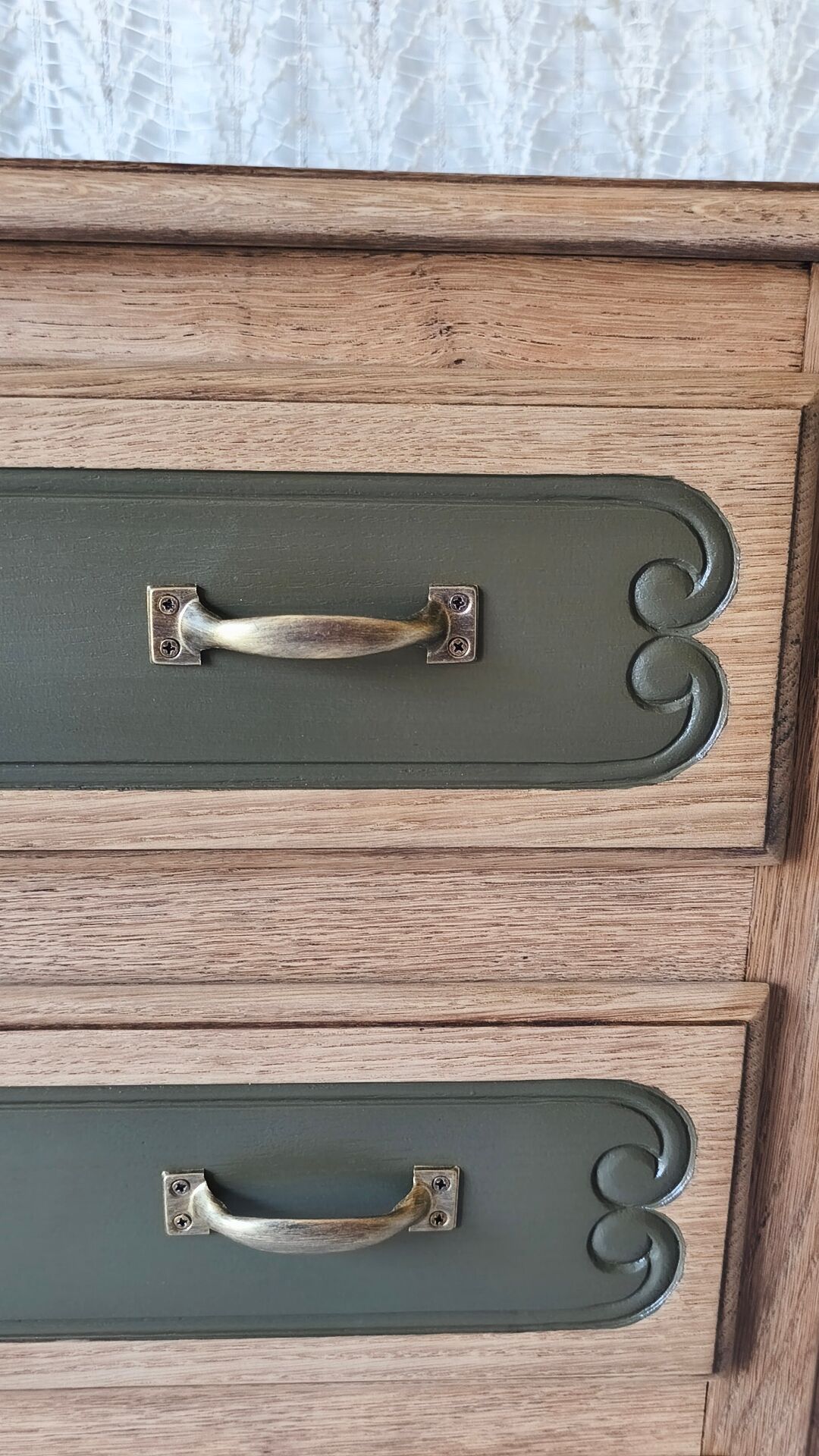 Oak chest of drawers