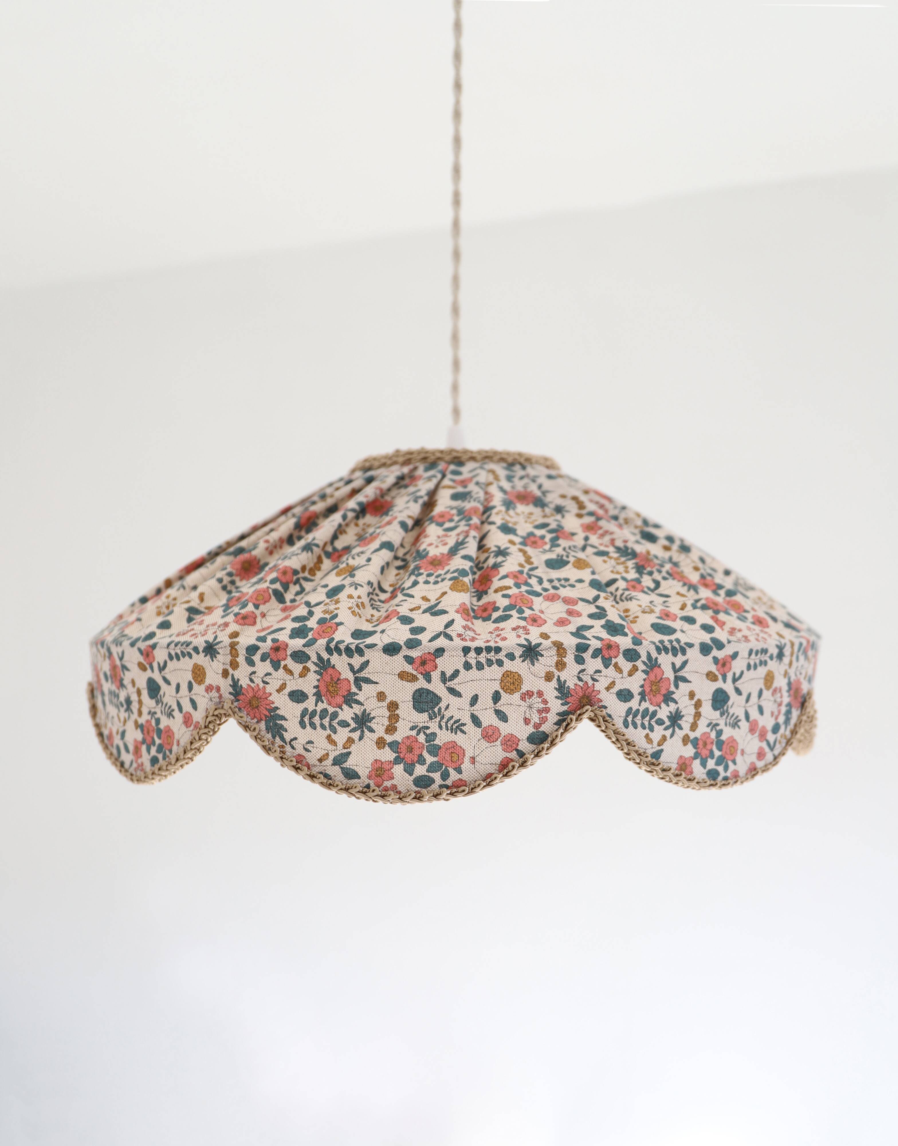 "Cosette English Garden" flower-shaped pendant light