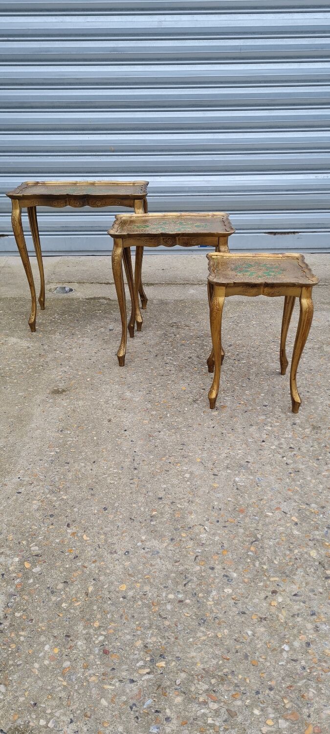 Venetian nesting table