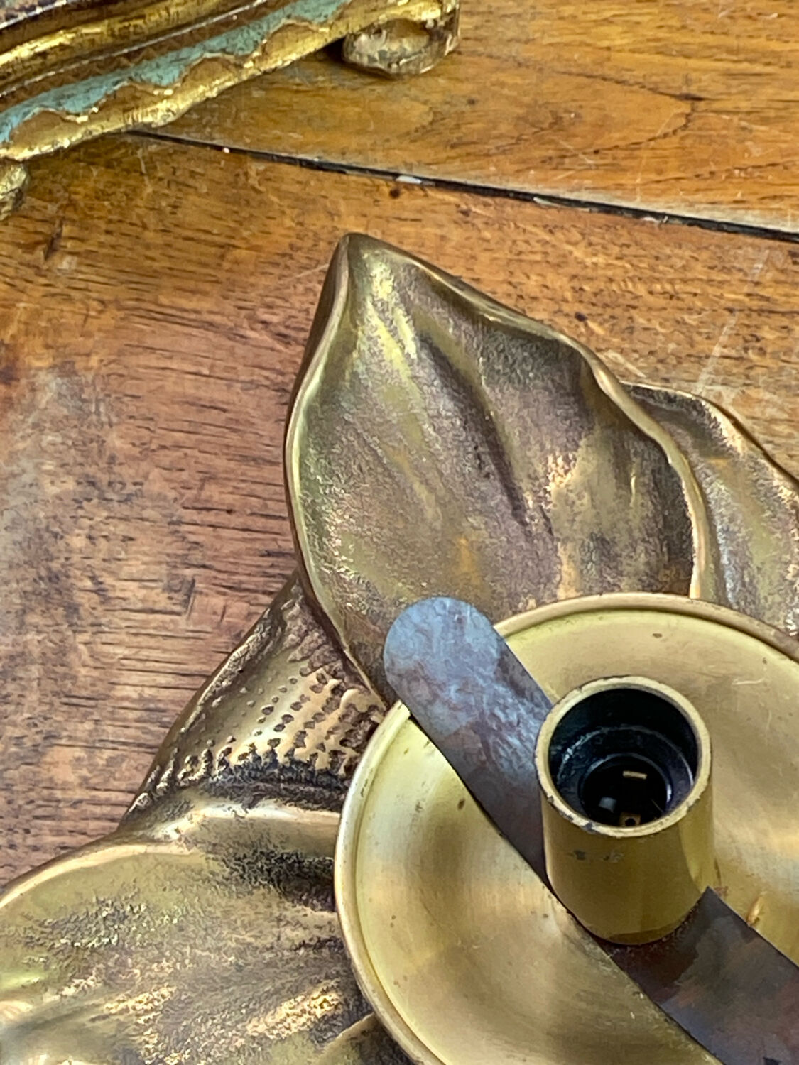 Lampe, forme de feuille, en bronze
