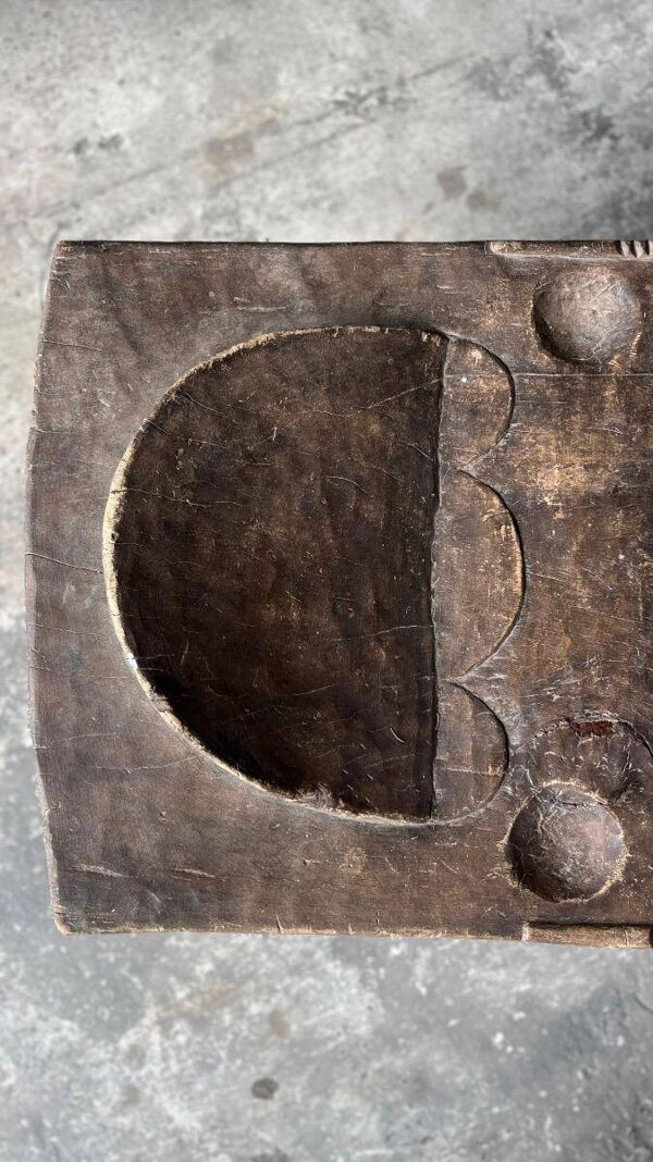 Grand lit africain ancien en bois massif brun foncé — sculptural, primitif, bas, artisanal