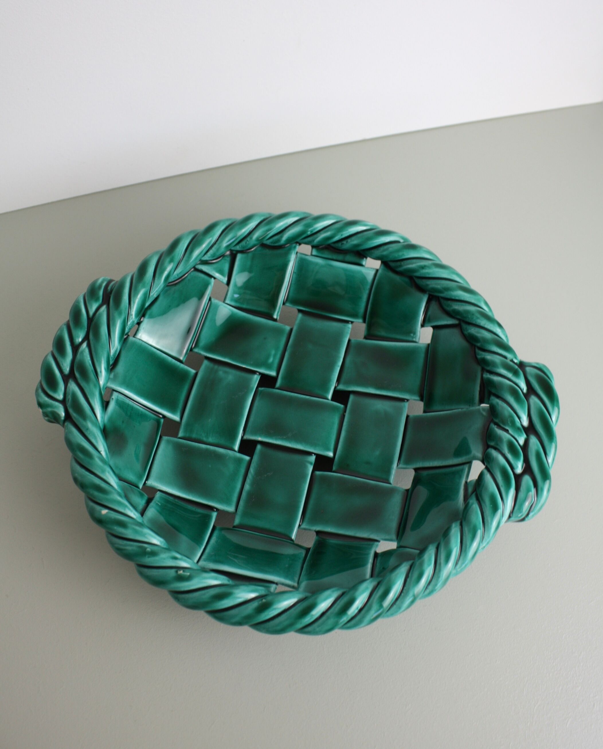 Green braided earthenware cut