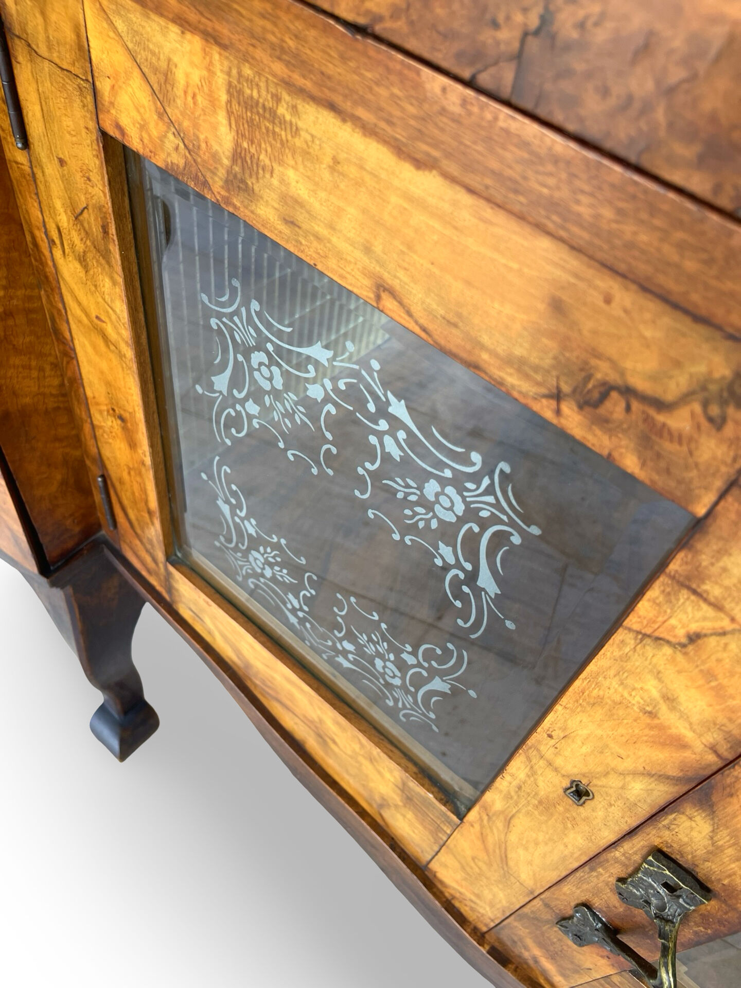 Buffet en noyer burr italien, années 1930.