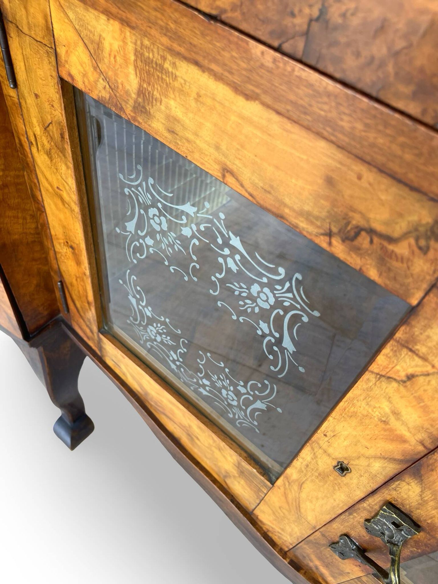 Buffet en noyer burr italien, années 1930.