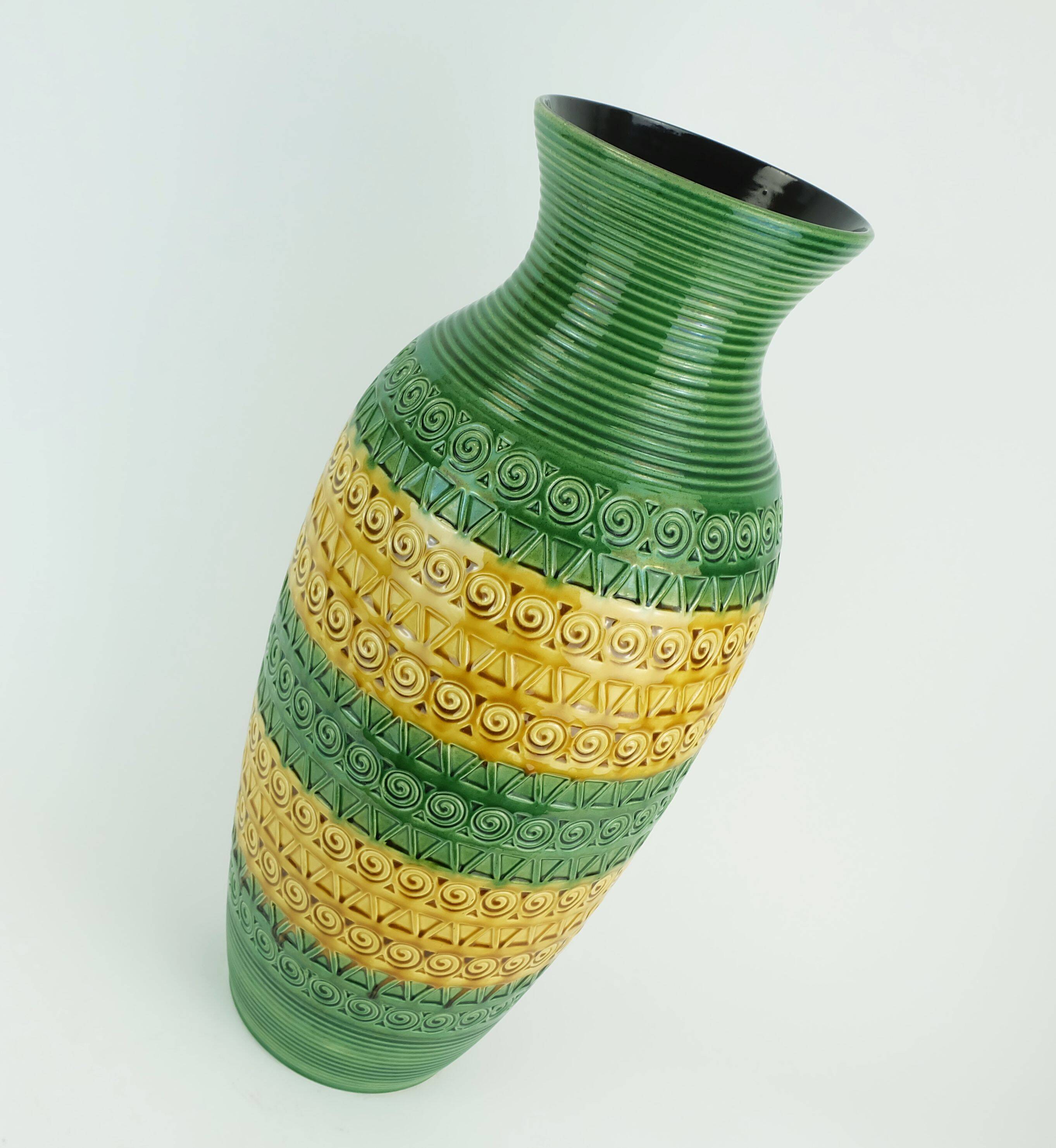 Vase de sol en céramique verte ocre à motif en relief des années 1960, modèle l1142-50