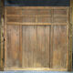 Ancienne porte en bois avec son encadrement