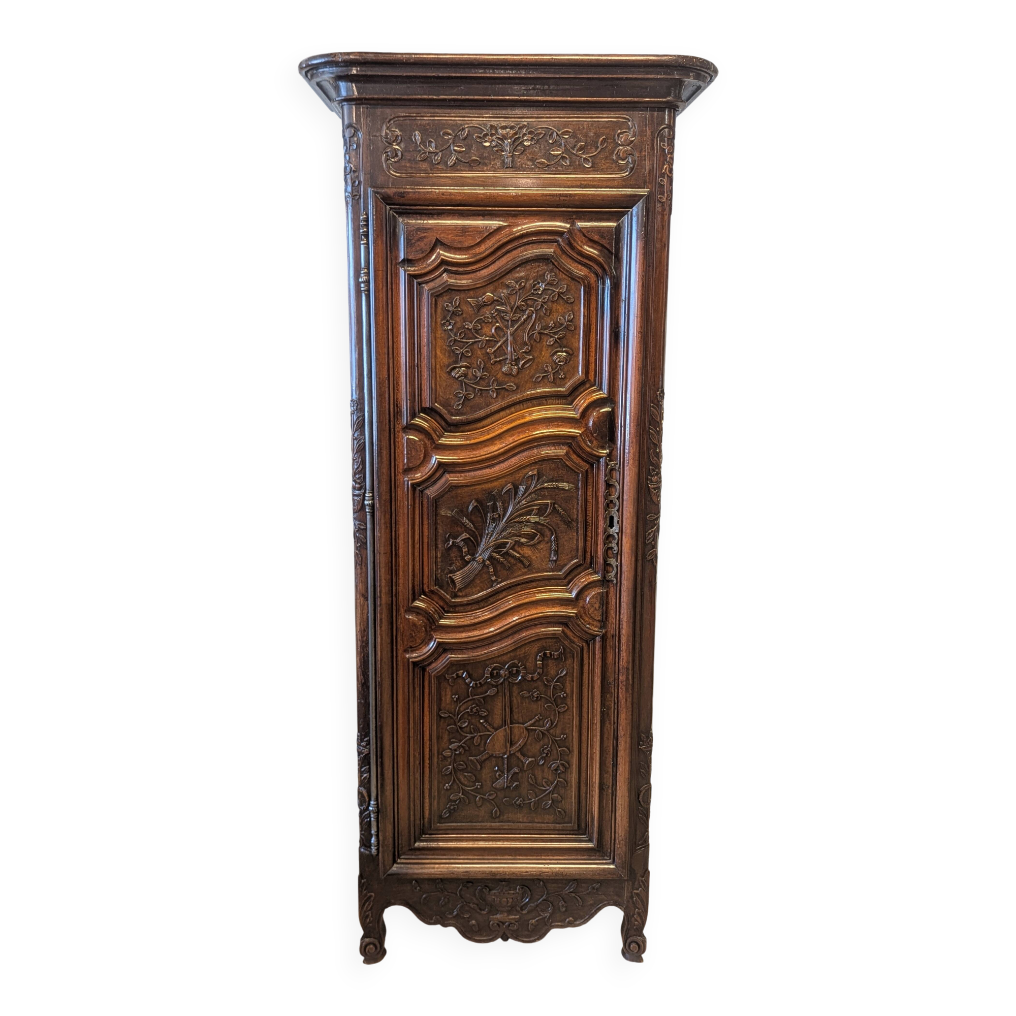 Antique Louis XV bonnetière in carved walnut – Late 18th century