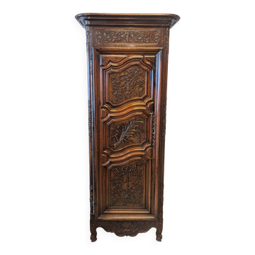 Antique Louis XV bonnetière in carved walnut – Late 18th century