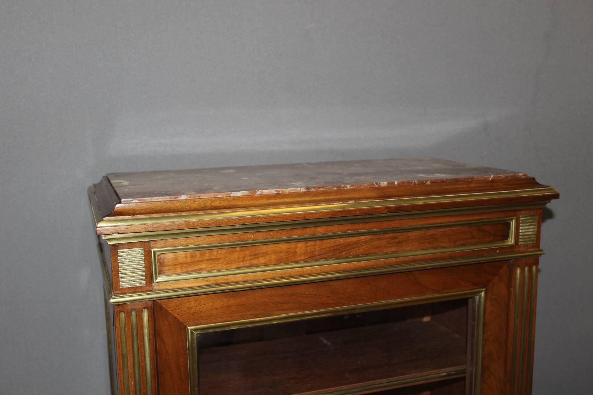 Vitrine de style Louis XVI en noyer XIX