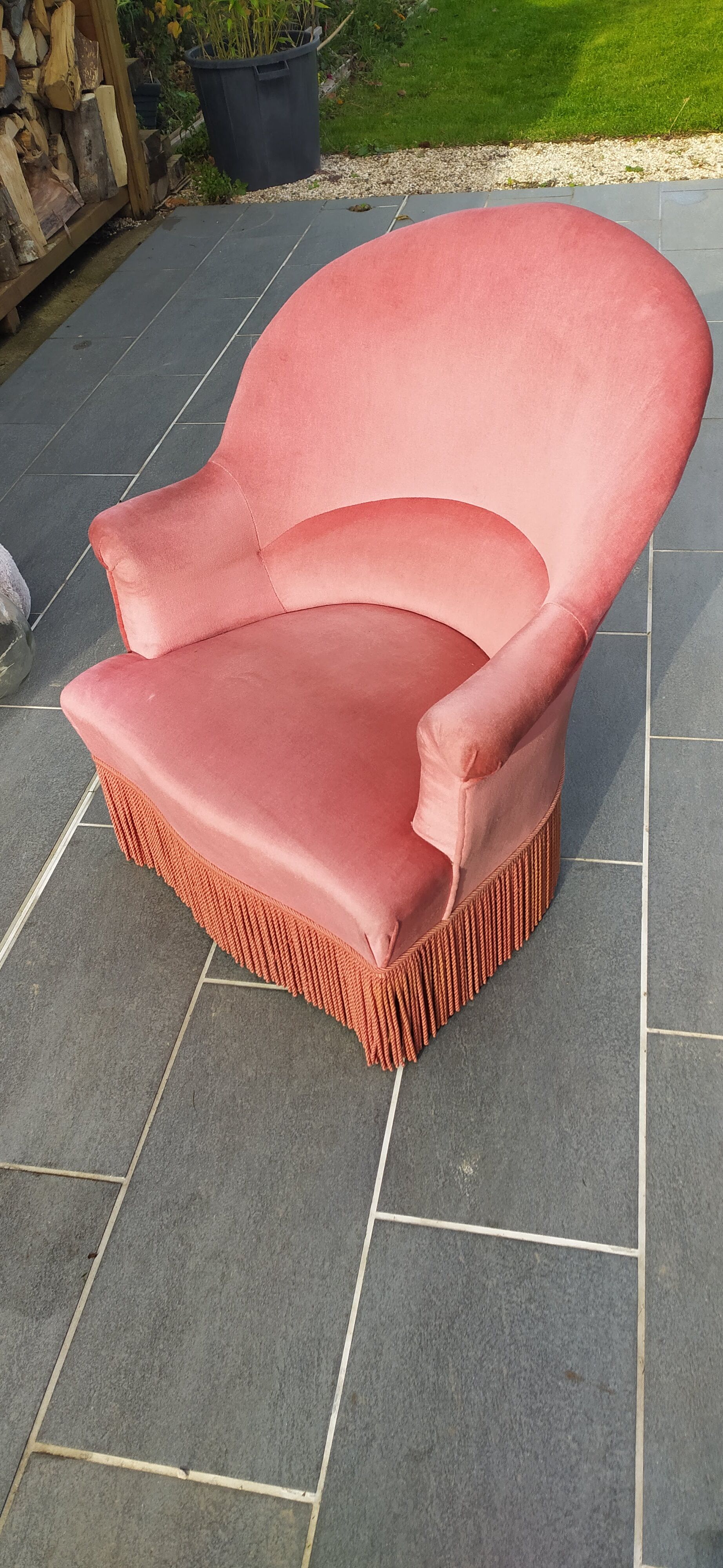 Pink velvet toad armchair with fringes
