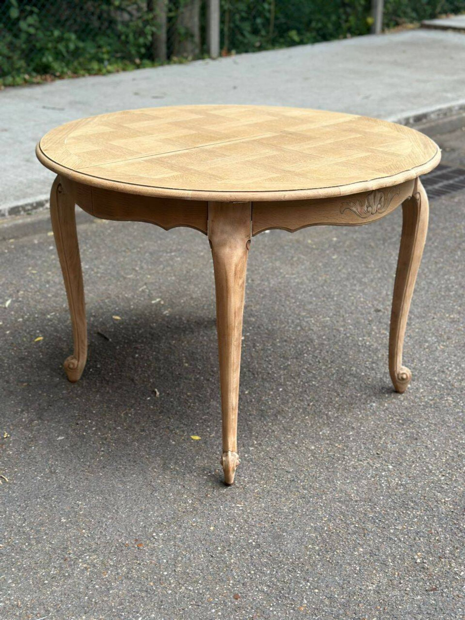Table de repas ronde, ovale extensible en chêne poncé