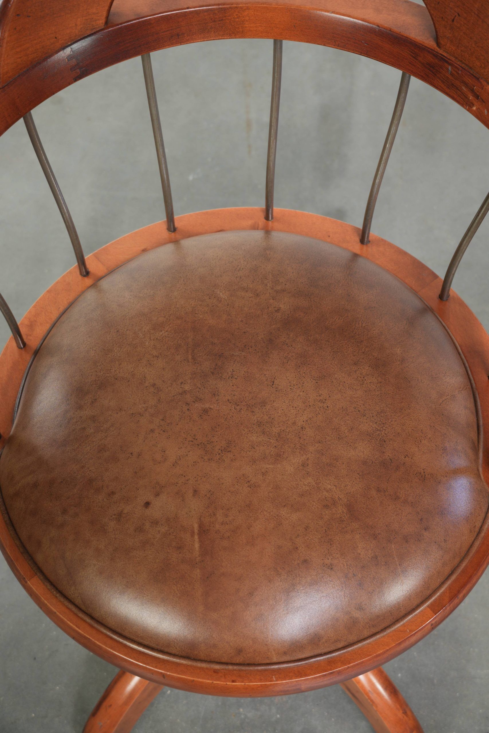 Ensemble de 3 chaises de bureau / de côté pivotantes avec un siège en cuir de vache couleur cognac.