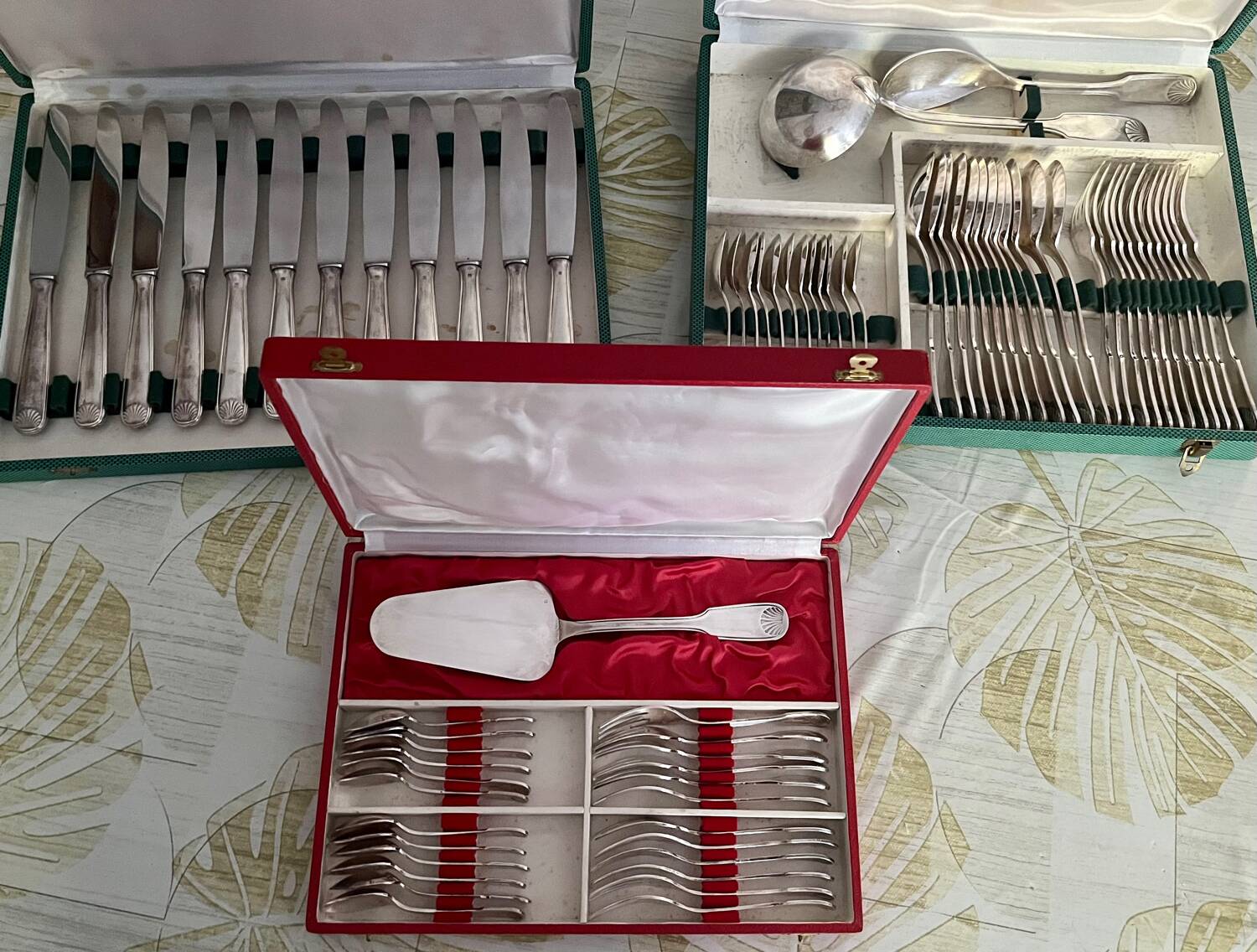 Silver metal cutlery