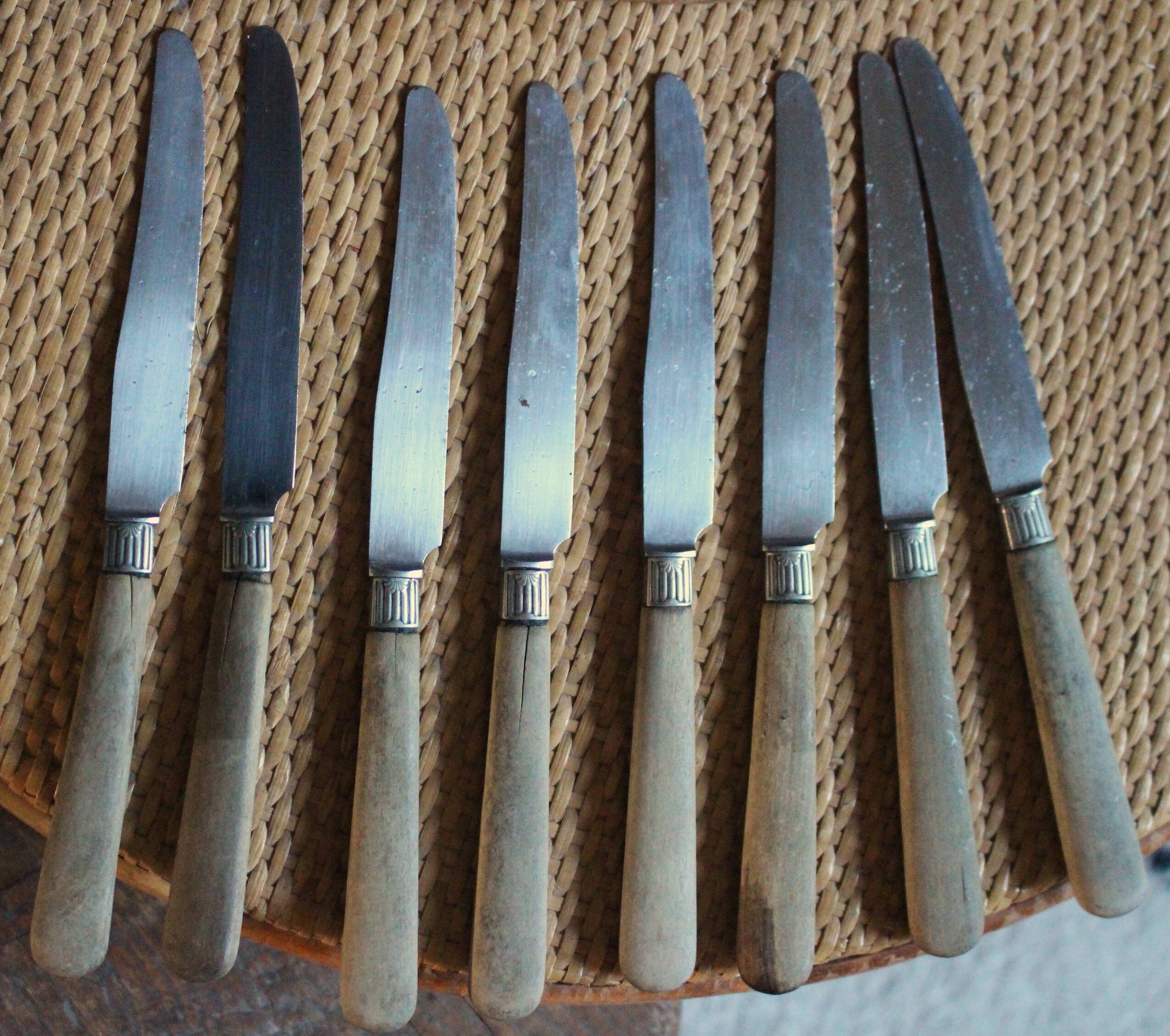 Lot of 8 antique knives with wooden handles.