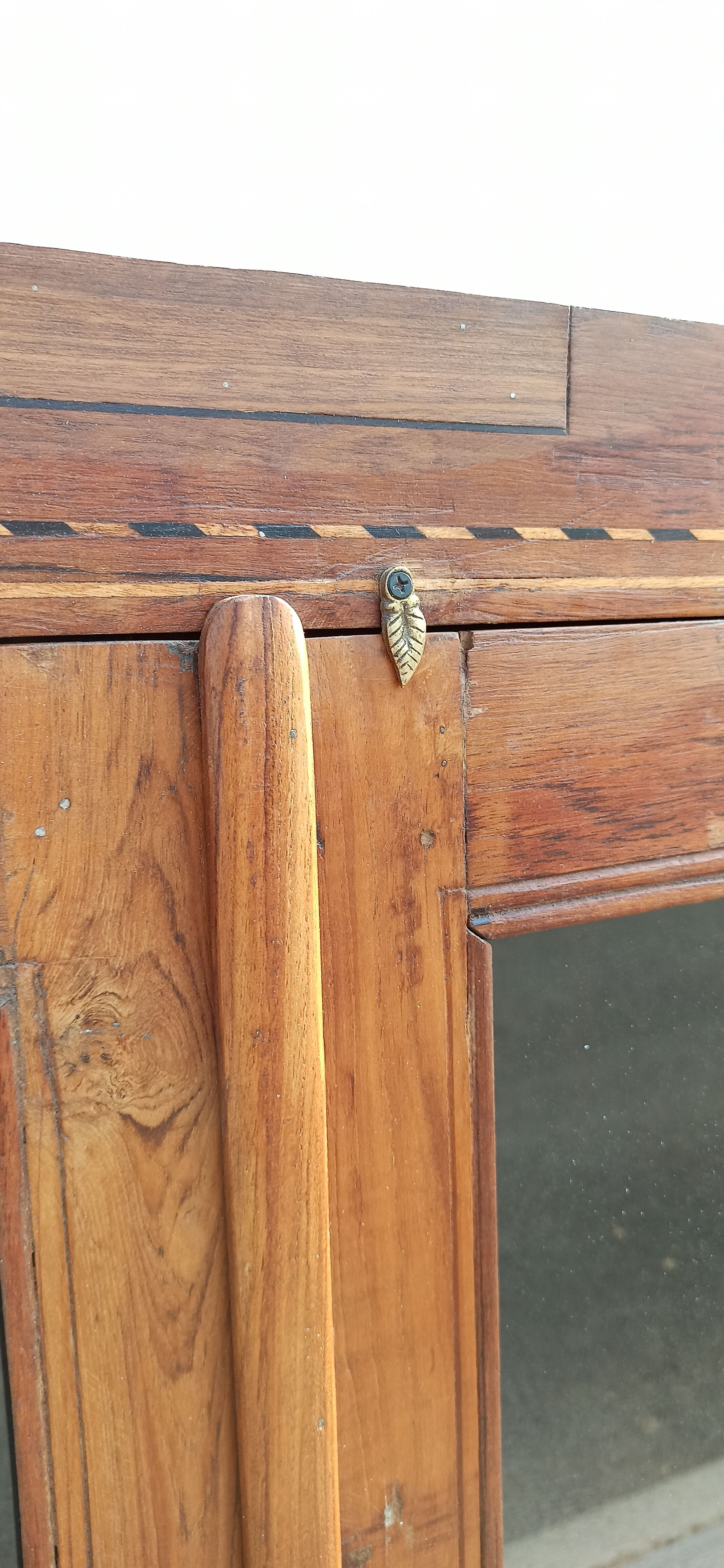 Armoire vitrée en teck deux portes et un tiroir