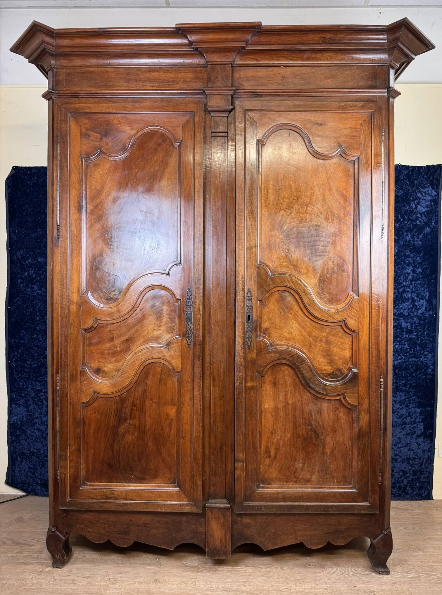 Magnifique armoire époque Louis XV en noyer massif vers 1750