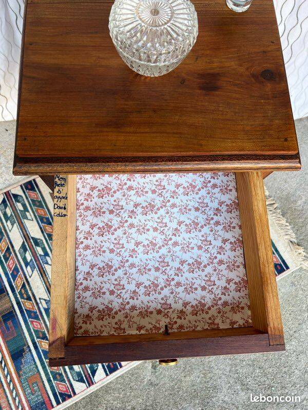 Vintage bedside table in solid wood – curved legs