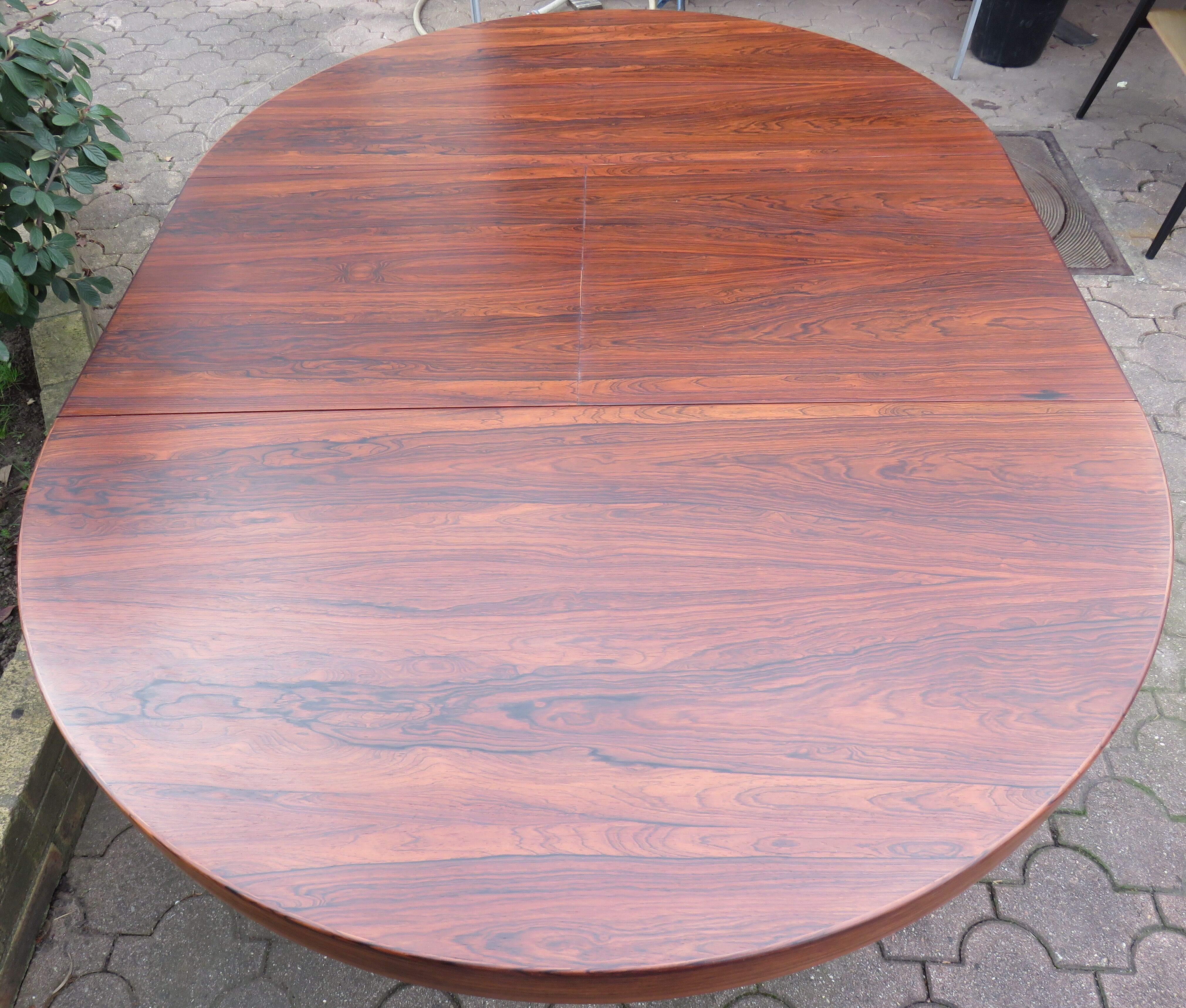 Round table with integrated extensions, rosewood. 1970