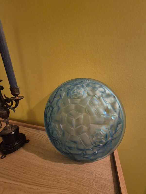 Plafonnier Art déco en verre pressé signé Degué – Ø 35 cm