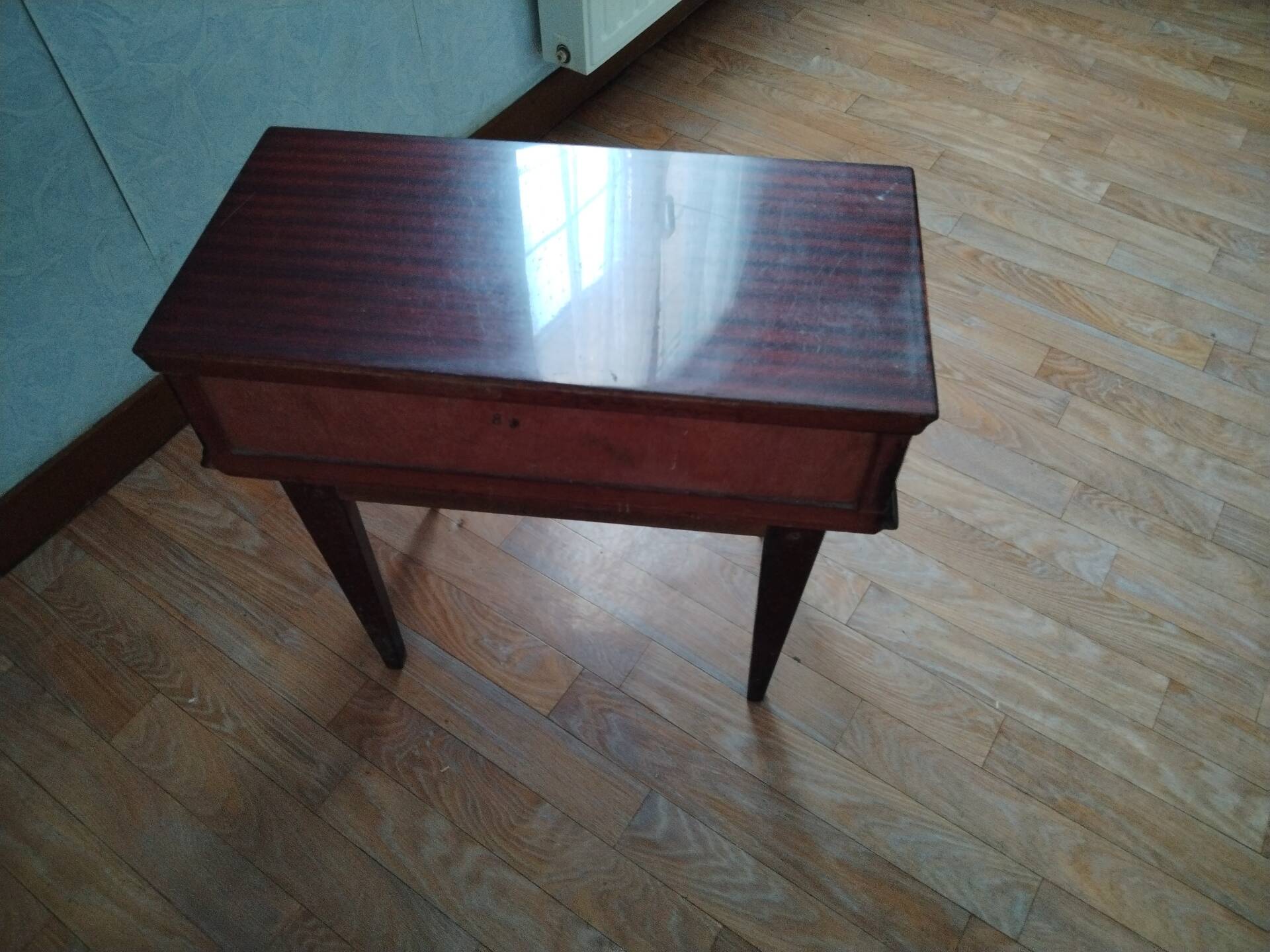 Mid-century bedside table with compass legs – Reconstruction style