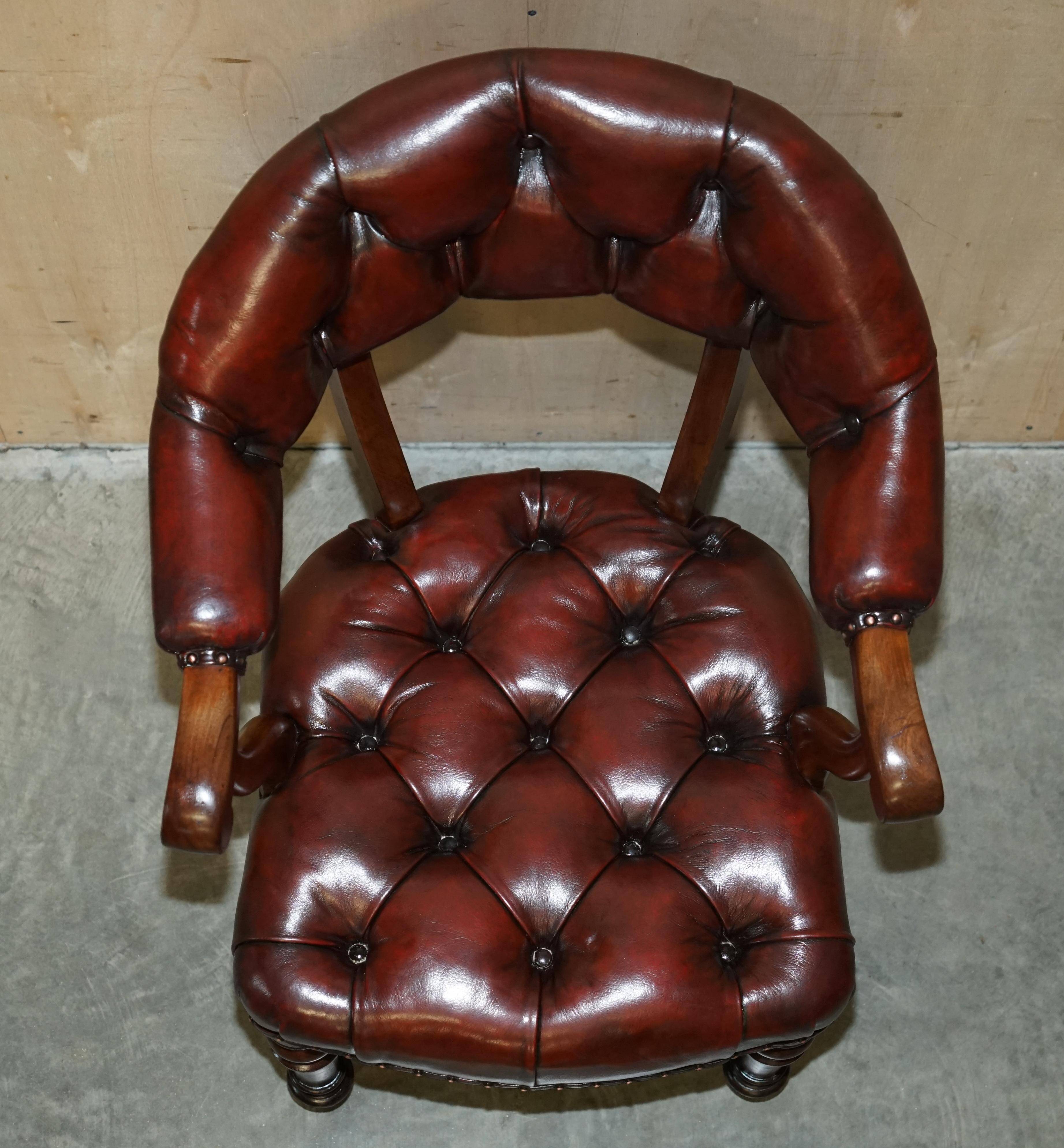 Chesterfield captain's armchair William IV in restored leather with hardwood.