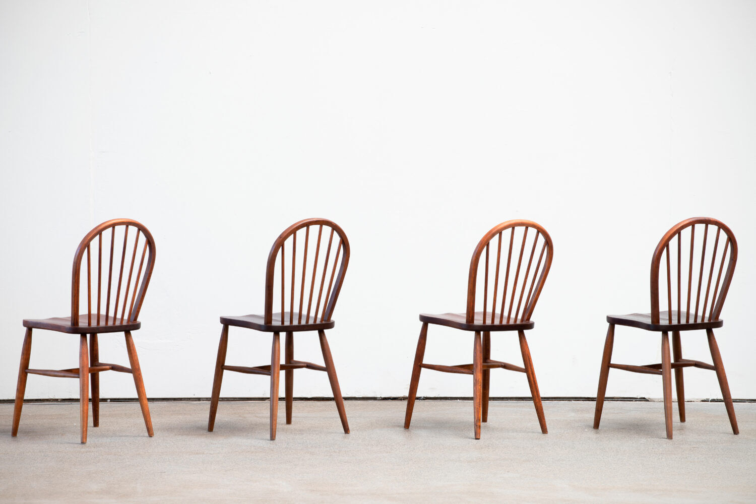 Série de 4 chaises scandinaves à dossier baton 1960
