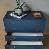 Chest of drawers on wooden frame