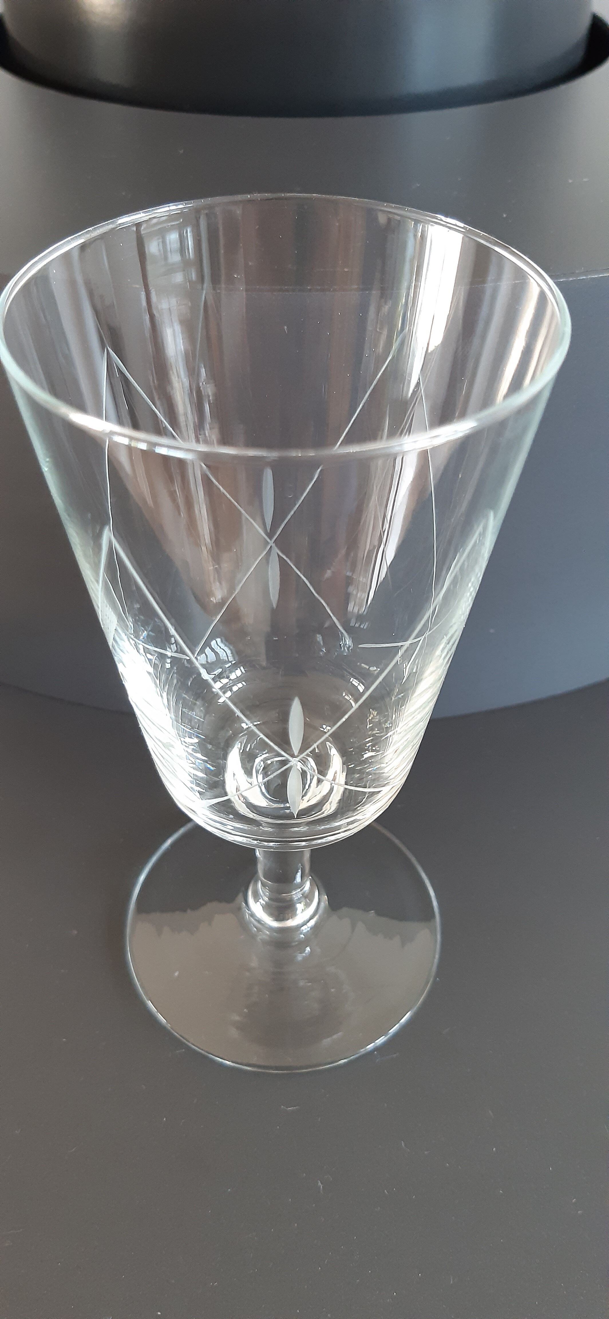 Lot de 10 verres à vin / eau gravés années 50
