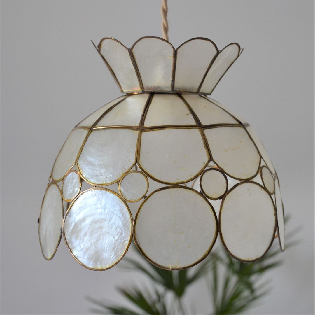 Small suspension in mother-of-pearl and brass flower shape -