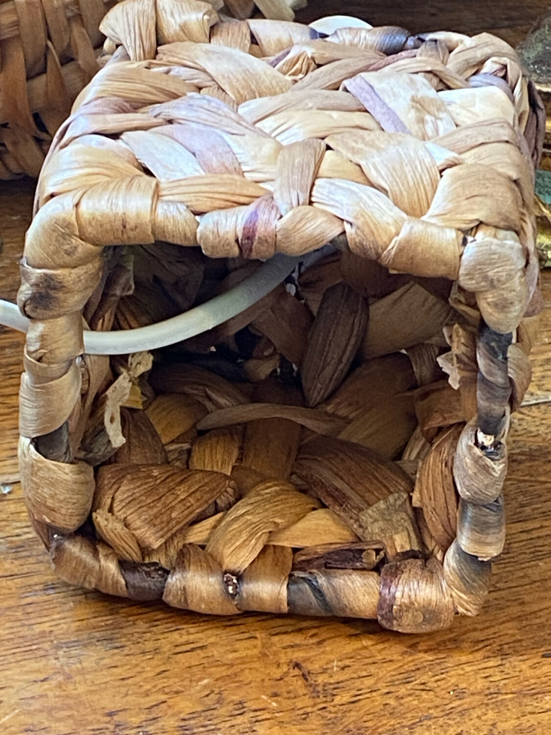 Lamp, natural weaving in water hyacinth fibre.