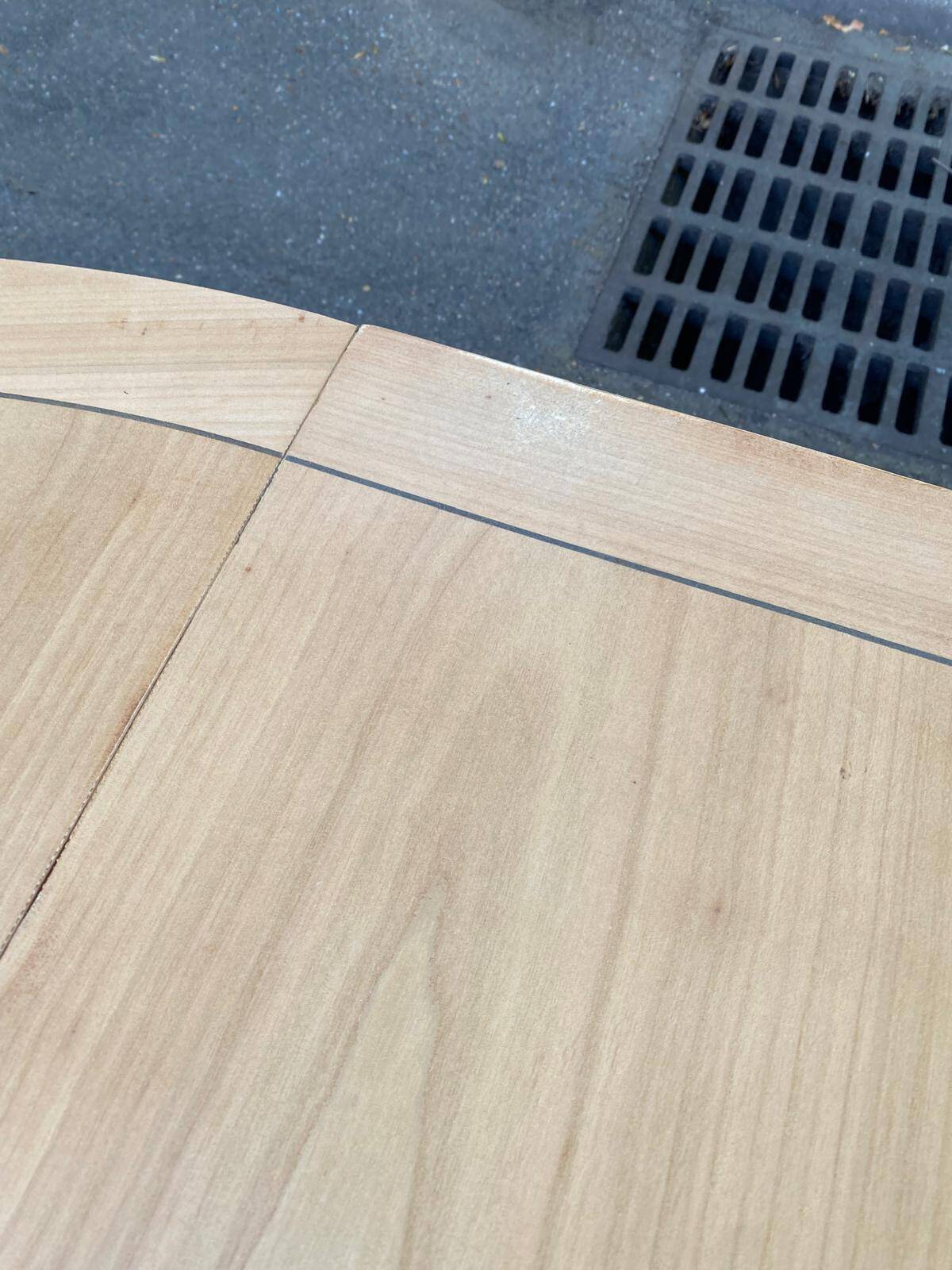 Table ronde extensible style Directoire rénovée en bois clair  avec 2 rallo