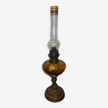 Lampe à pétrole ancienne avec son verre jaune