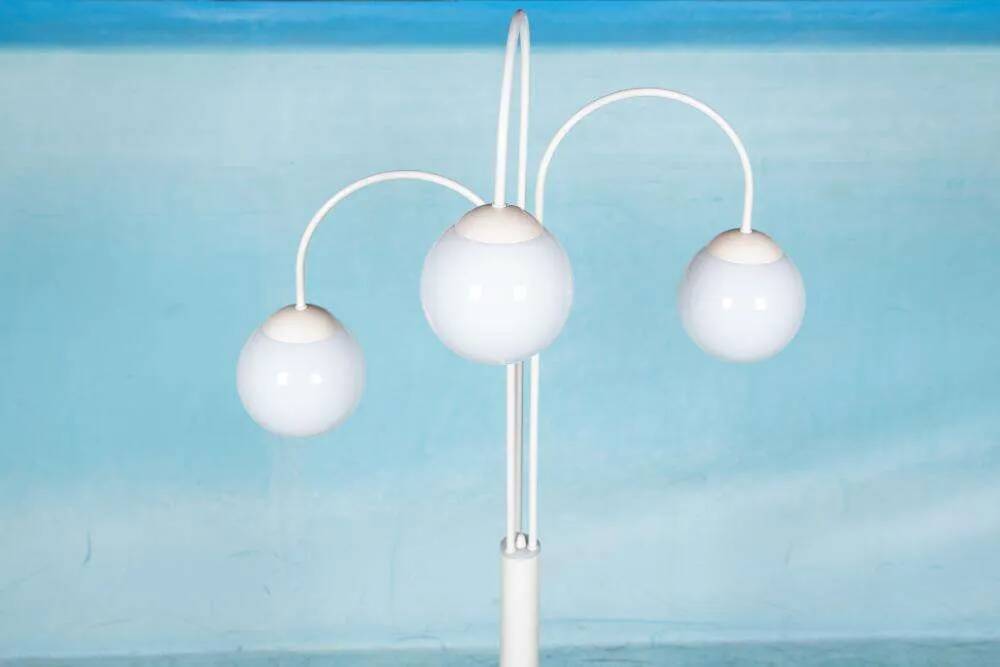 Minimalist floor lamp cascade space age white