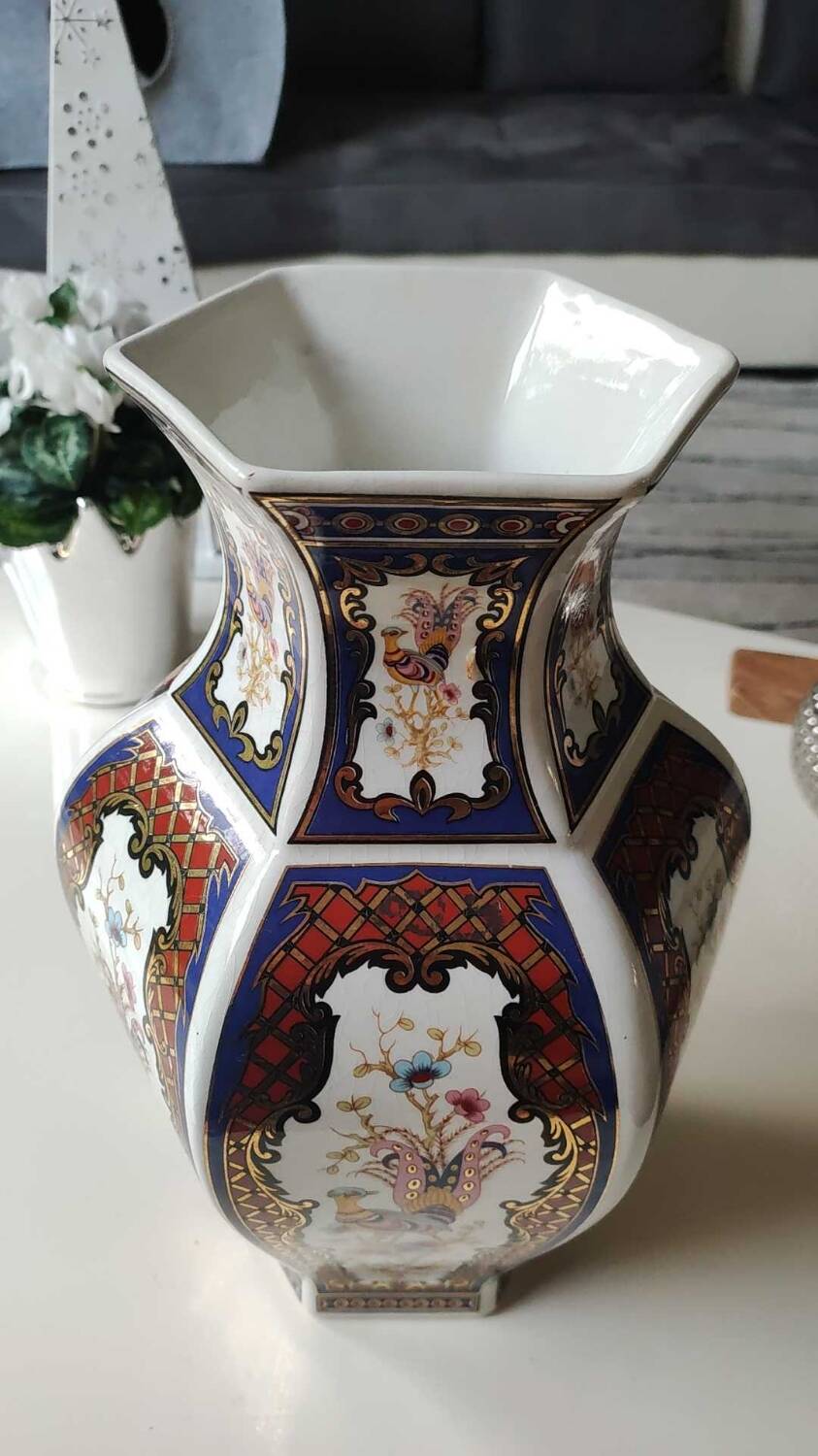 Hexagonal Chinese Vase. Imari style. Peacock/peacock and floral patterns. High 36 cm