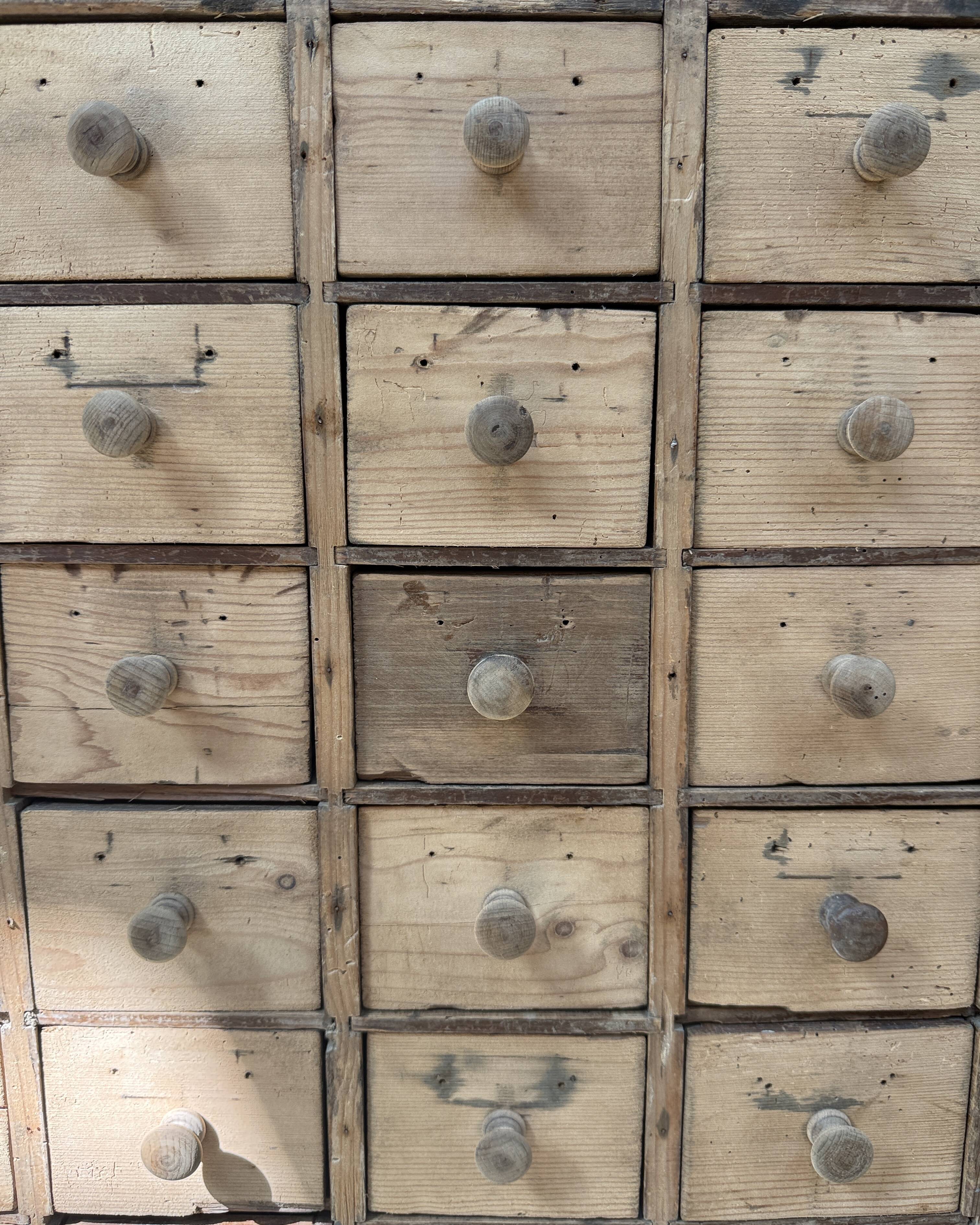 Meuble de métier à tiroirs, rénové