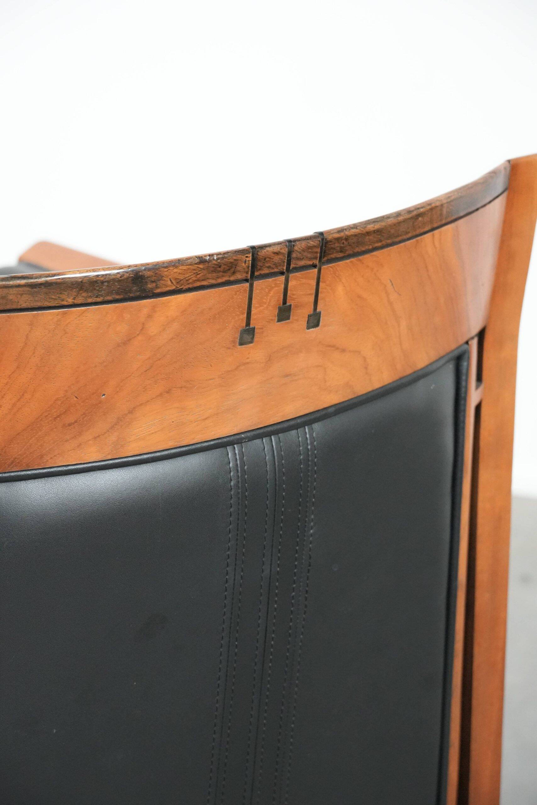 Fauteuil Art Déco en cuir noir et bois