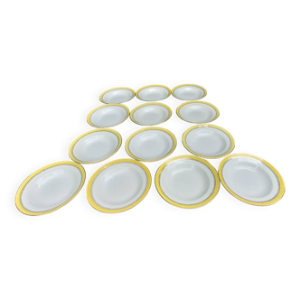 Lot de treize assiettes creuses en porcelaine ancienne signées " Biarritz"