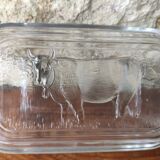Ancien beurrier en verre avec motif de vache