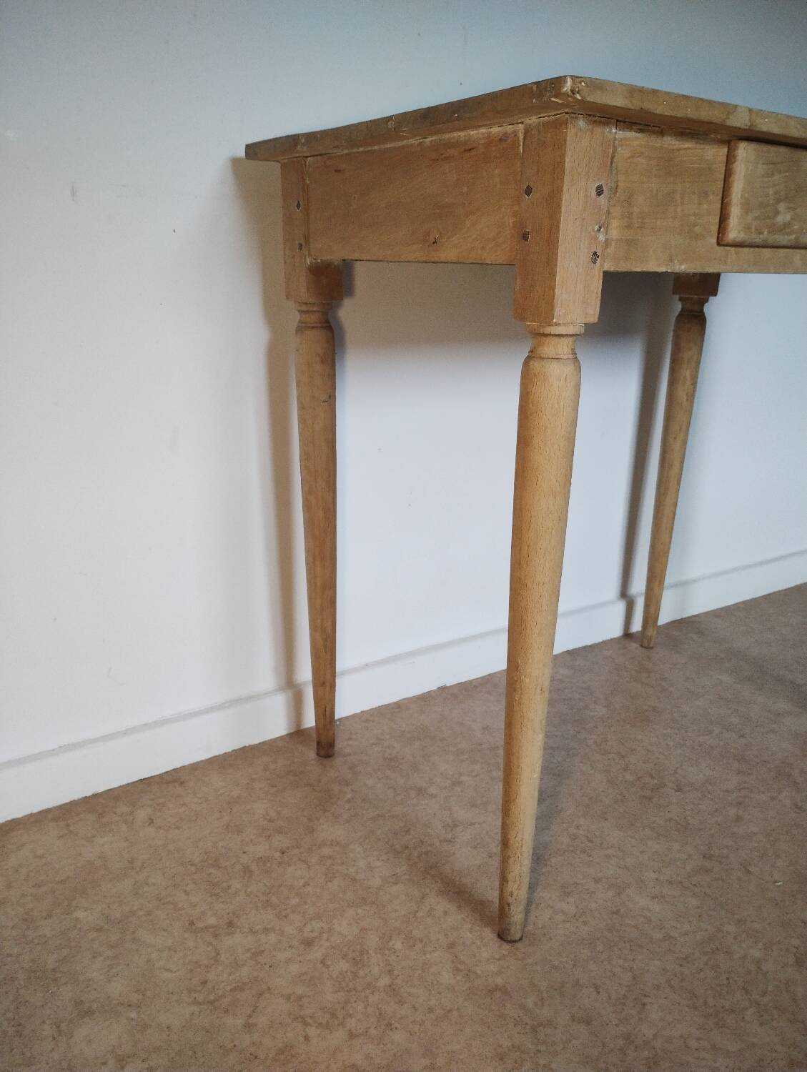 Spindle legs desk