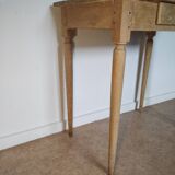 Spindle legs desk