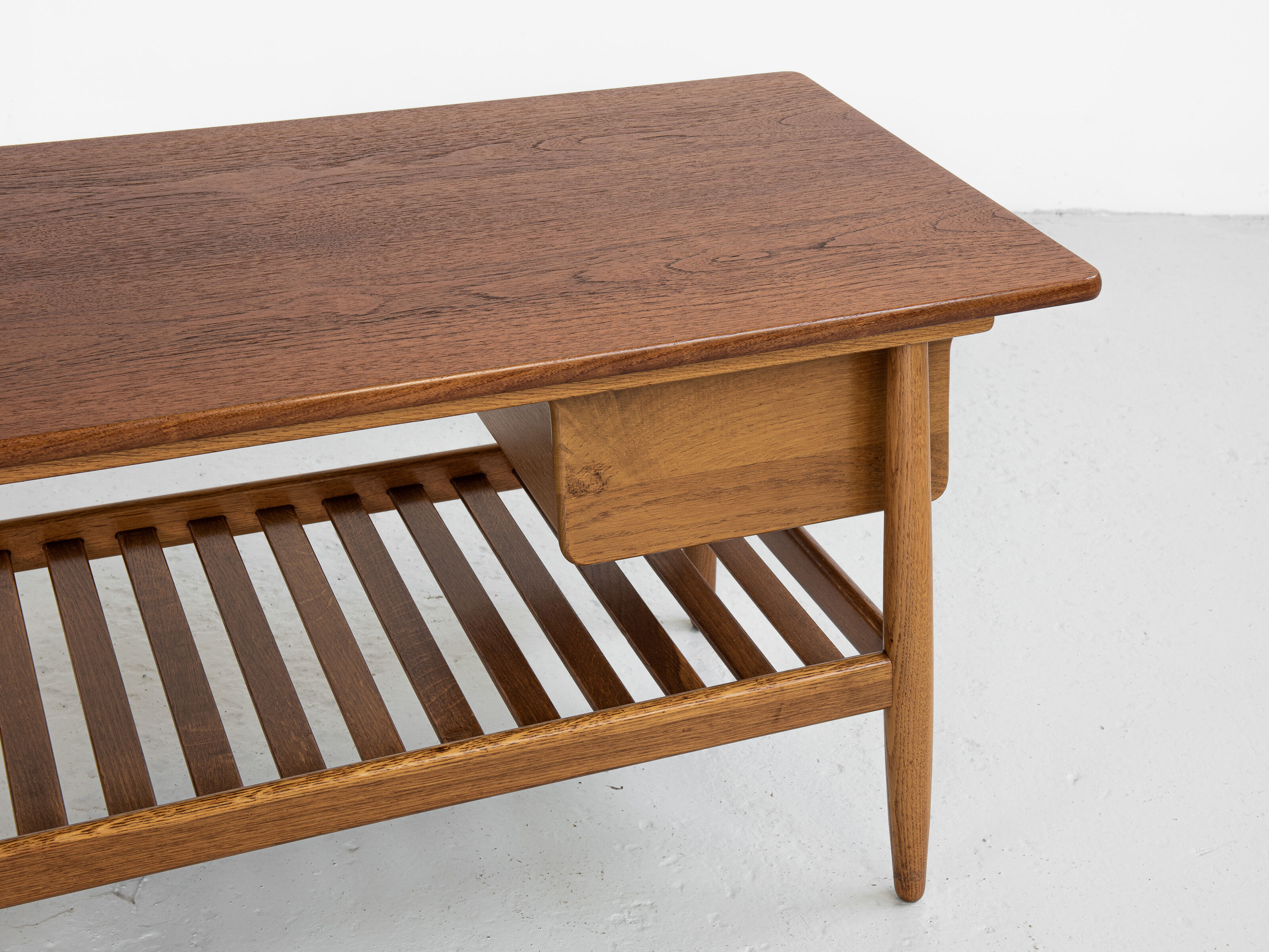Midcentury Danish coffee table in oak and teak by Ejvind A. Johansson for FDB