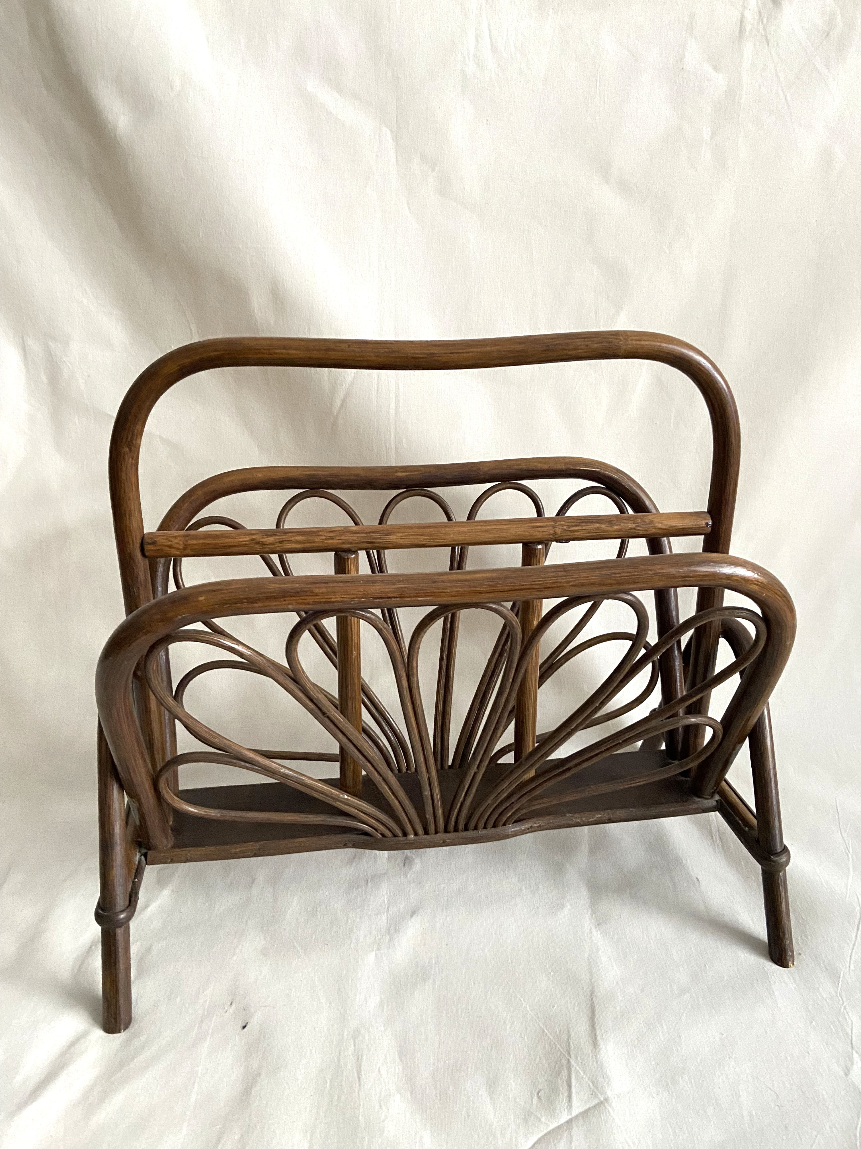 Port- rattan magazine