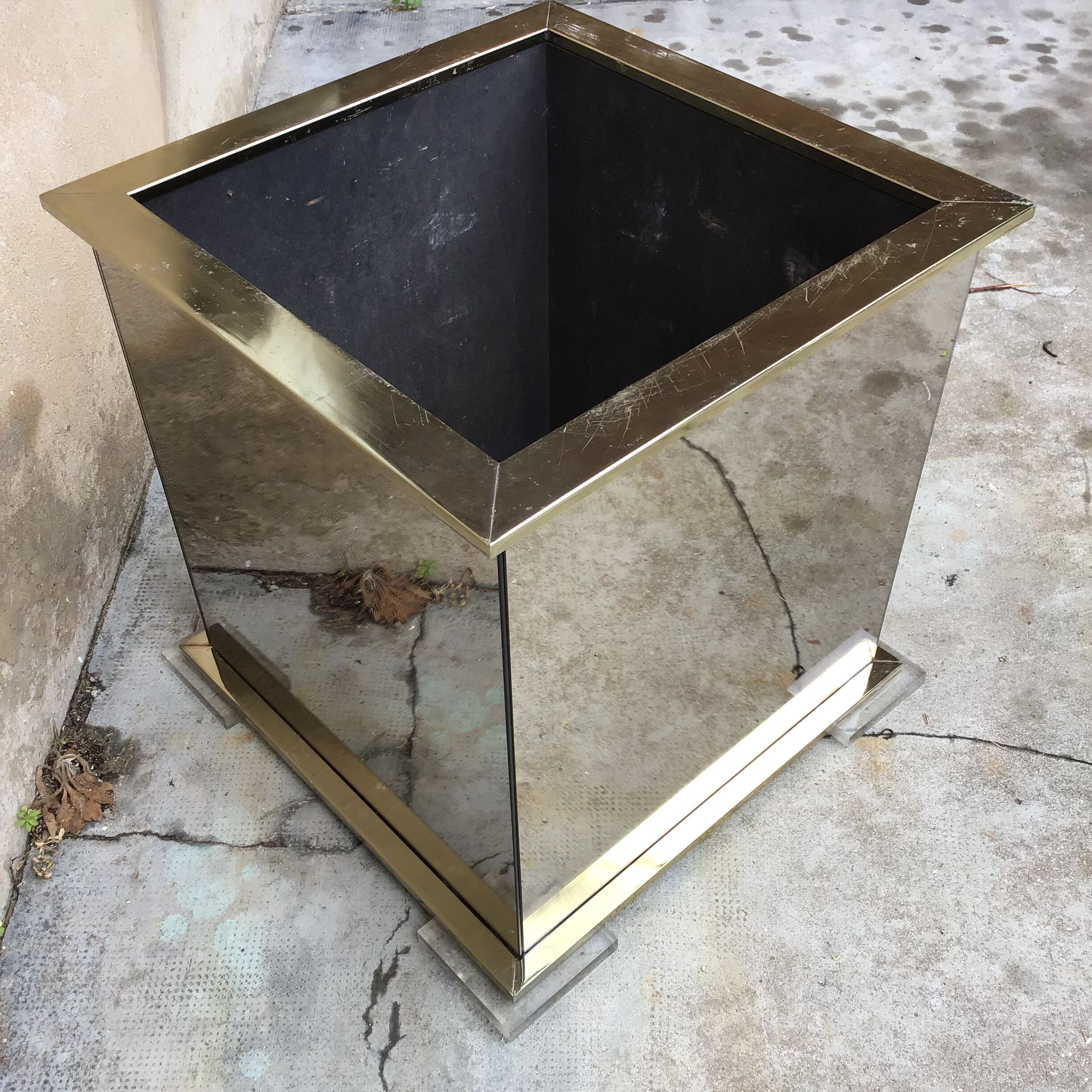 Cache pot mirror 70 years